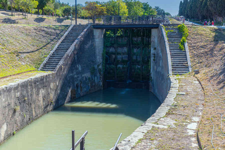 Francia - Beziérs 044 - Canal du Midi - Les 9 Écluses de Fonseranes.jpg